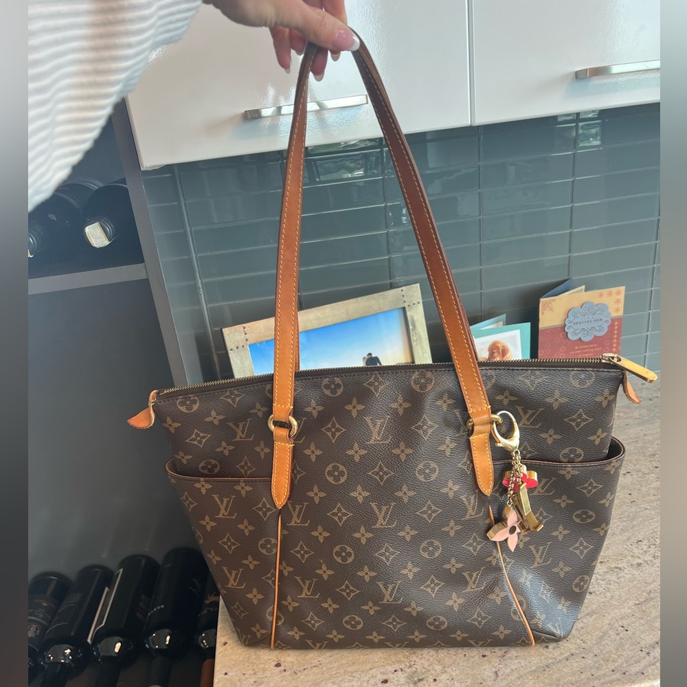 Louis Vuitton Monogram Canvas Totally Tote bag with side pockets